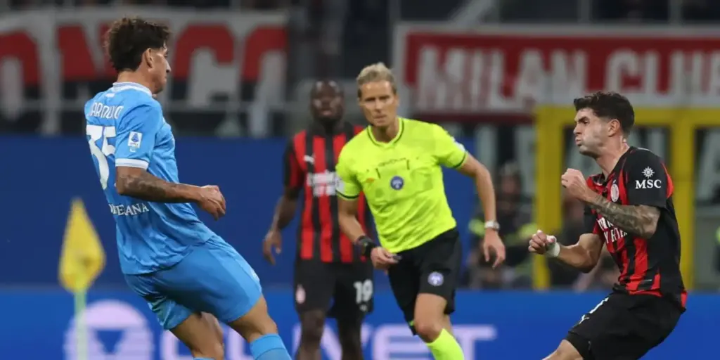 Christian Pulisic and Napoli player battle for the ball