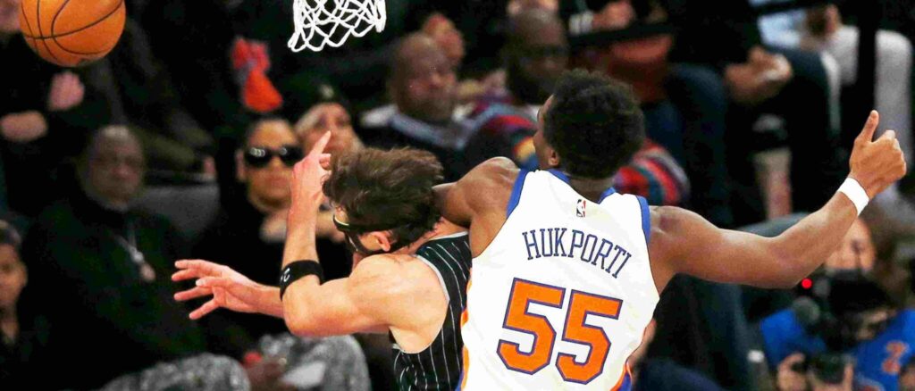 Ariel Hukporti elbows Franz Wagner