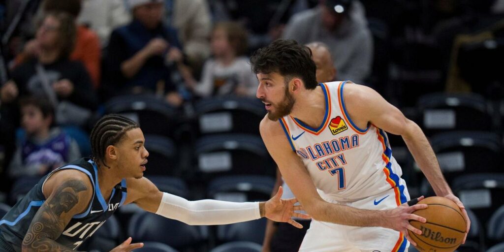Keyonte George guarding Chet Holmgren