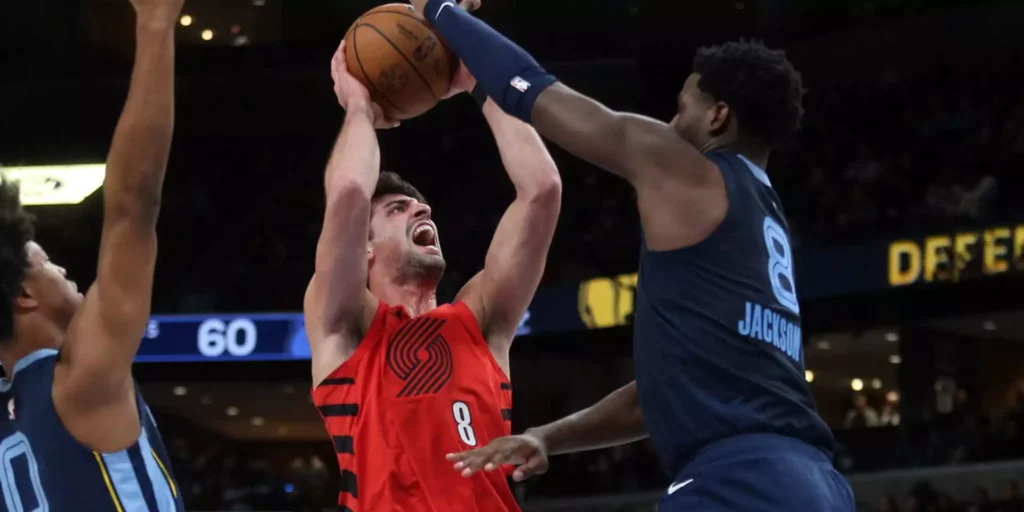 Jaren Jackson Jr. blocks Santi Aldama