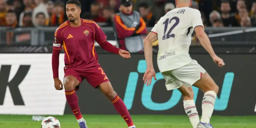 Roma player dribbling the ball in the match against Genoa