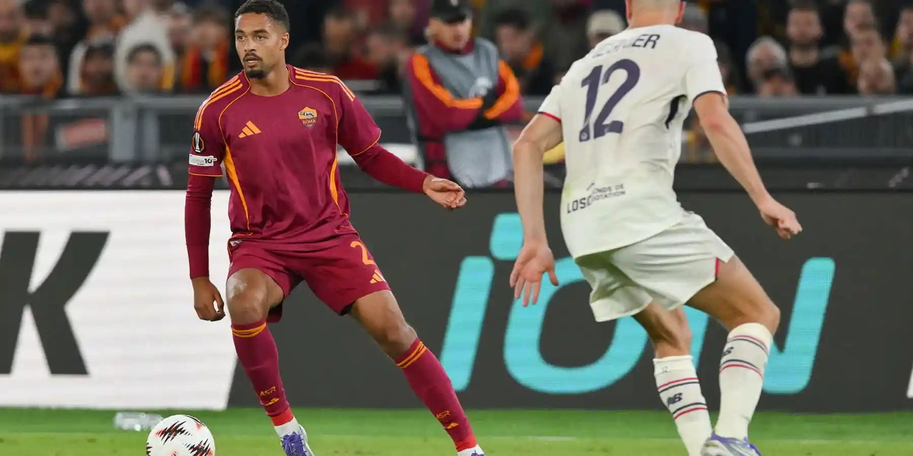 Roma player dribbling the ball in the match against Genoa