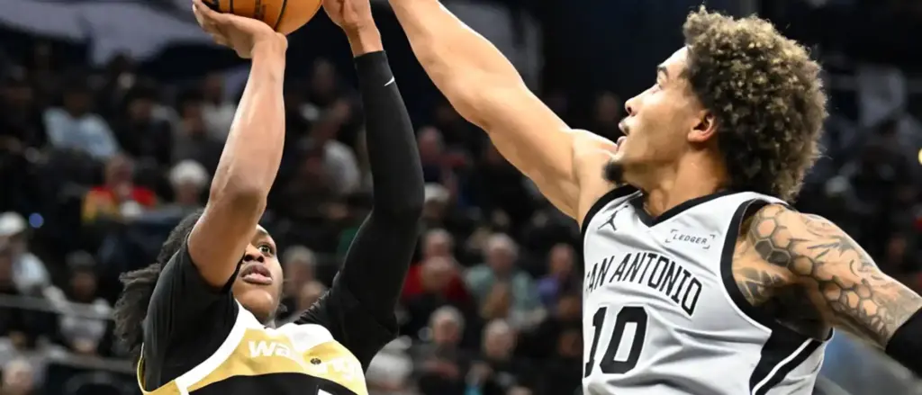 Jeremy Sochan trying to block the shot of a Washington Wizards player