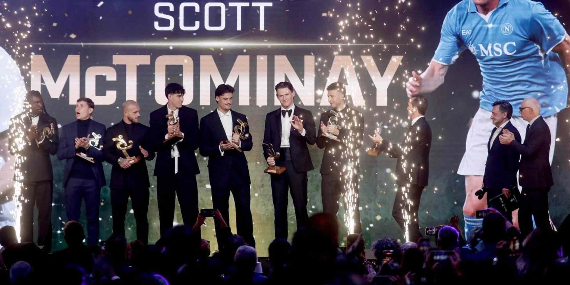 Scott Mctominay receiving his Player of the 2024/25 Serie A Season award