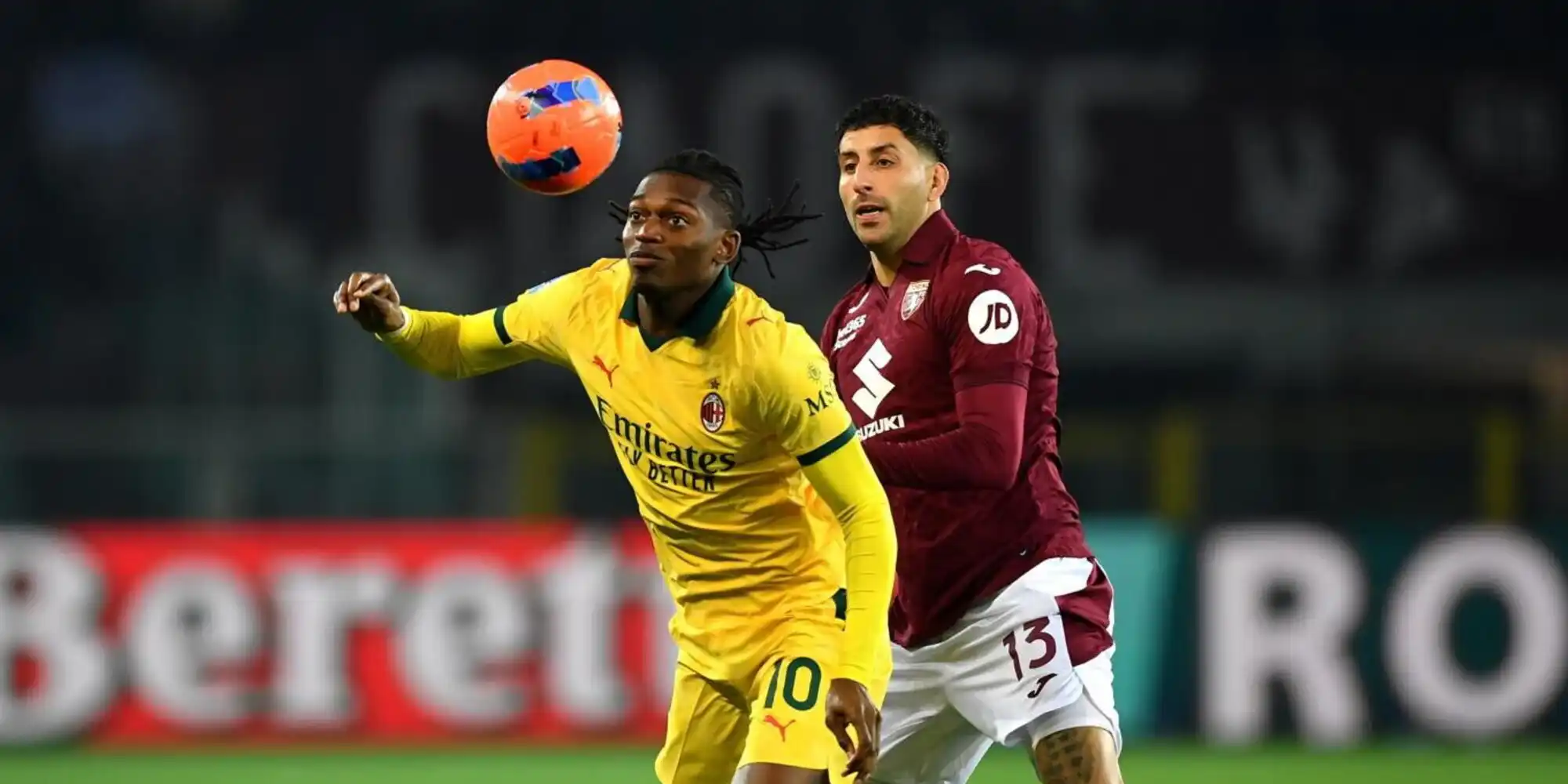 Rafael Leao protecting the ball from a Torino player