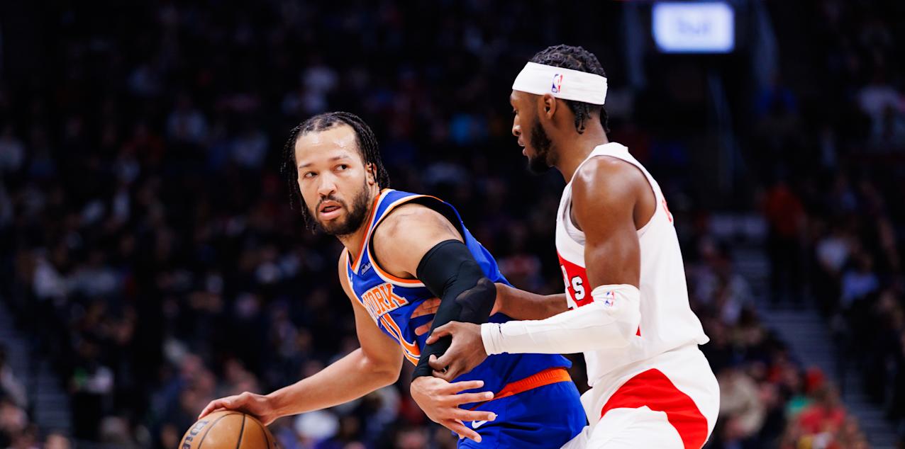 Jalen Brunson guarded by a Toronto Raptors player