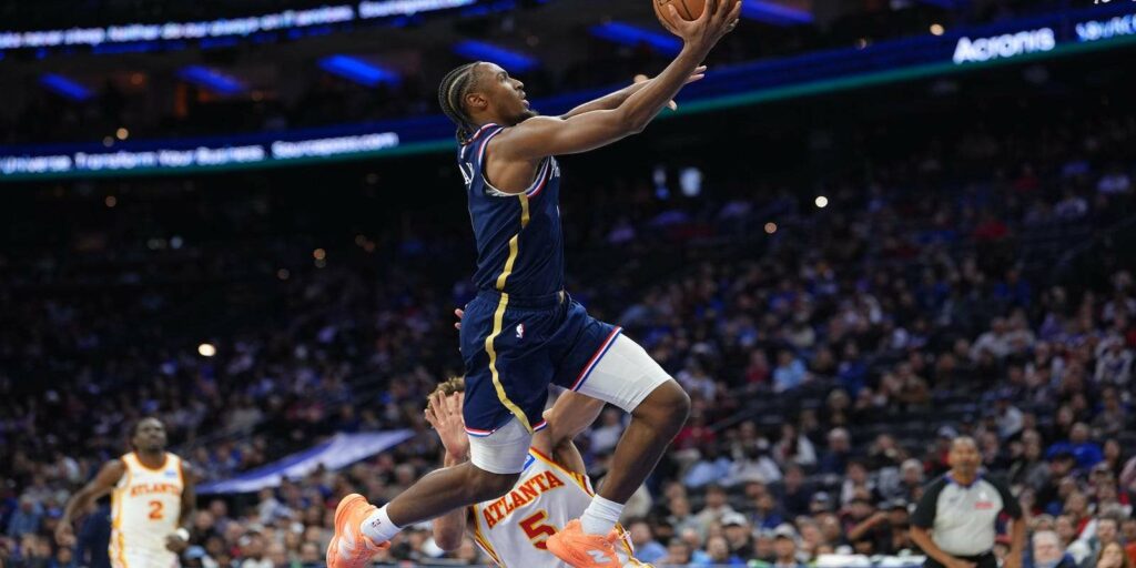 Tyrese Maxey attacking Atlanta Hawks' basket