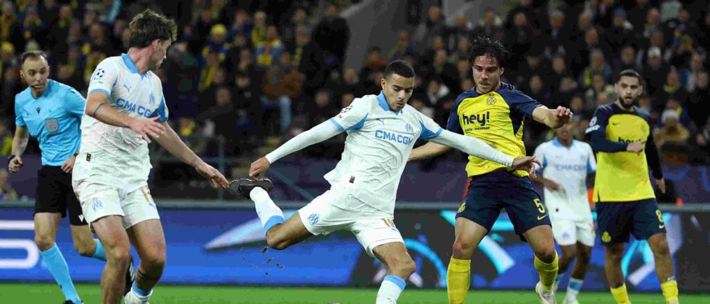 Mason Greenwood shoots towards Union SG goal