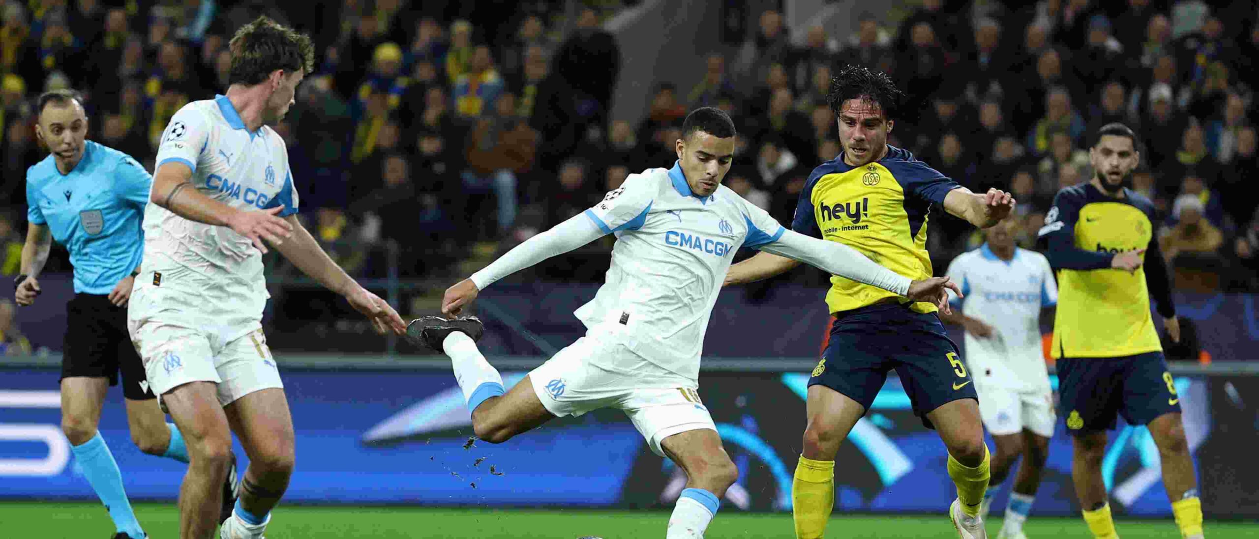 Mason Greenwood shoots towards Union SG goal