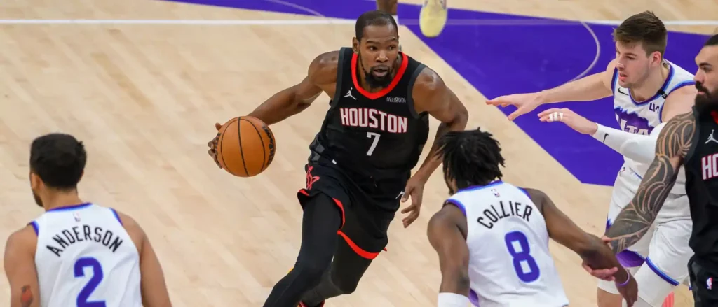 Kevin Durant dribbles the ball in the game against Utah Jazz