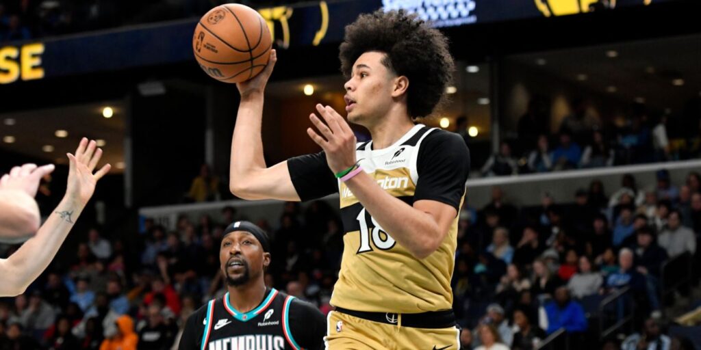 Kyshawn George passing the ball