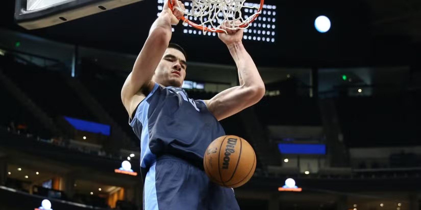 Memphis Grizzlies center Zach Edey dunking the ball