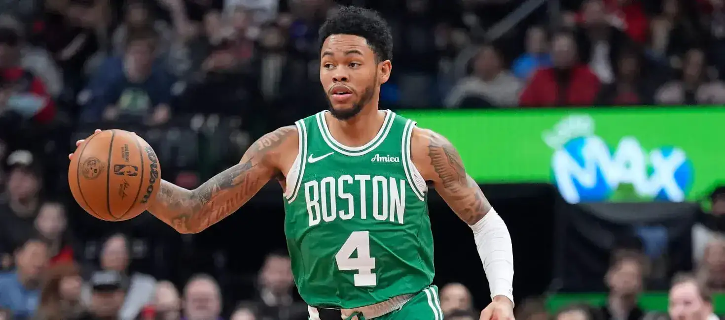 Anfernee Simons dribbling the ball