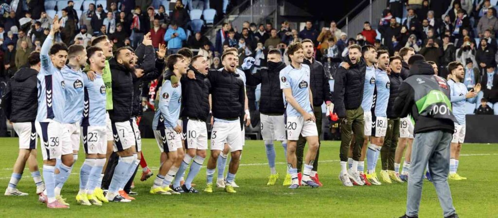 Celta players celebrate their victory over Lille
