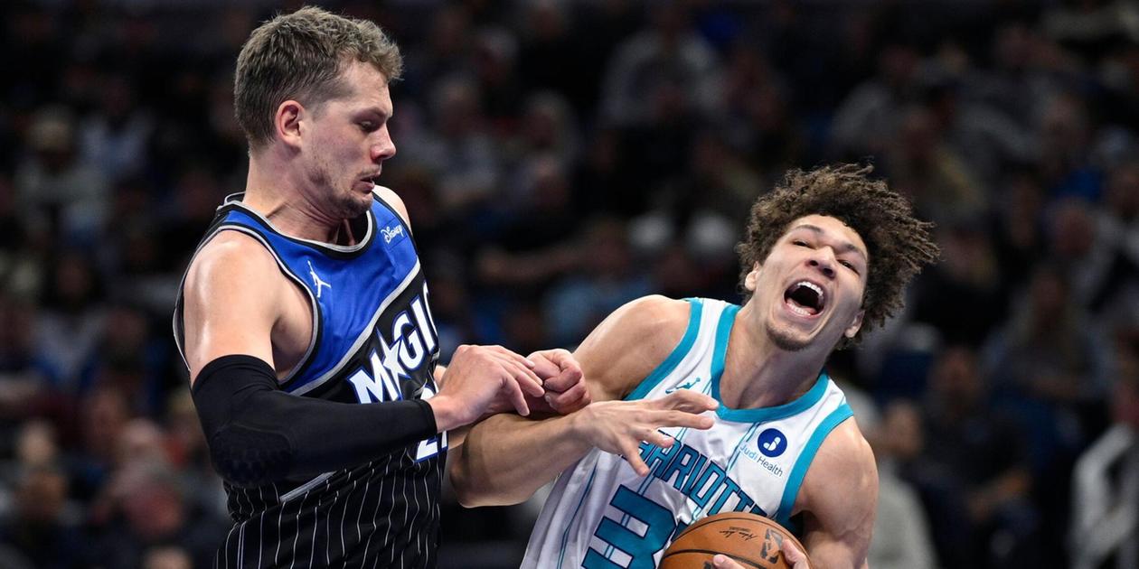 Franz Wagner trying to stop Tidjane Salaun