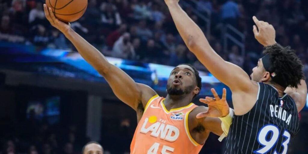 Donovan Mitchell attacking Orlando Magic's basket