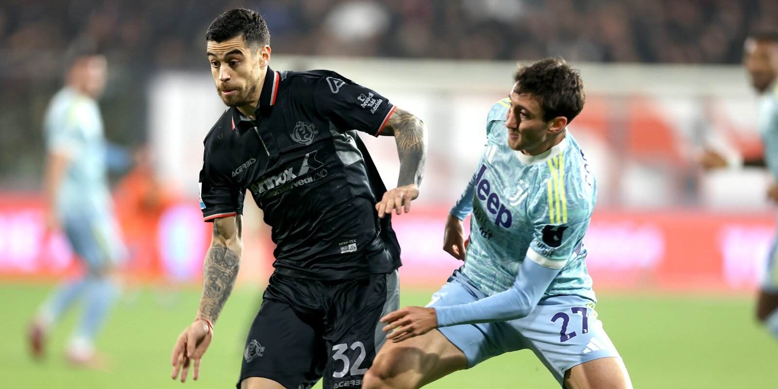 Cremonese and Juventus players in a battle for the ball