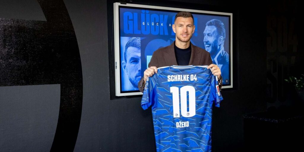 Edin Dzeko posing with Schalke shirt