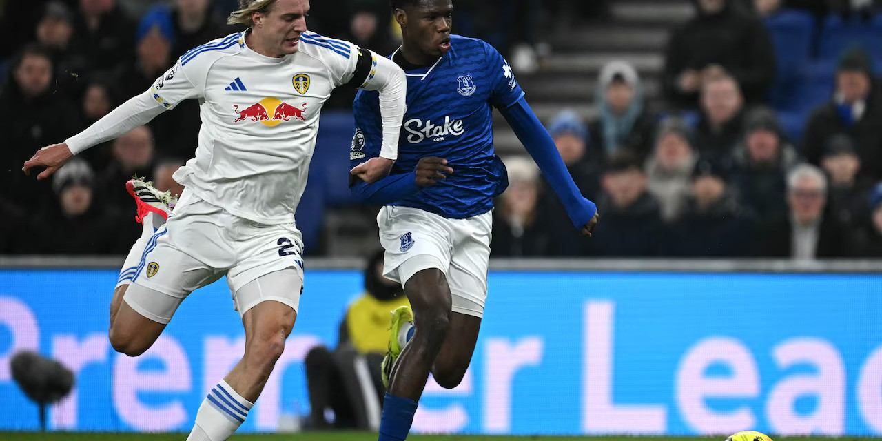 Everton and Leeds players in a battle for the ball
