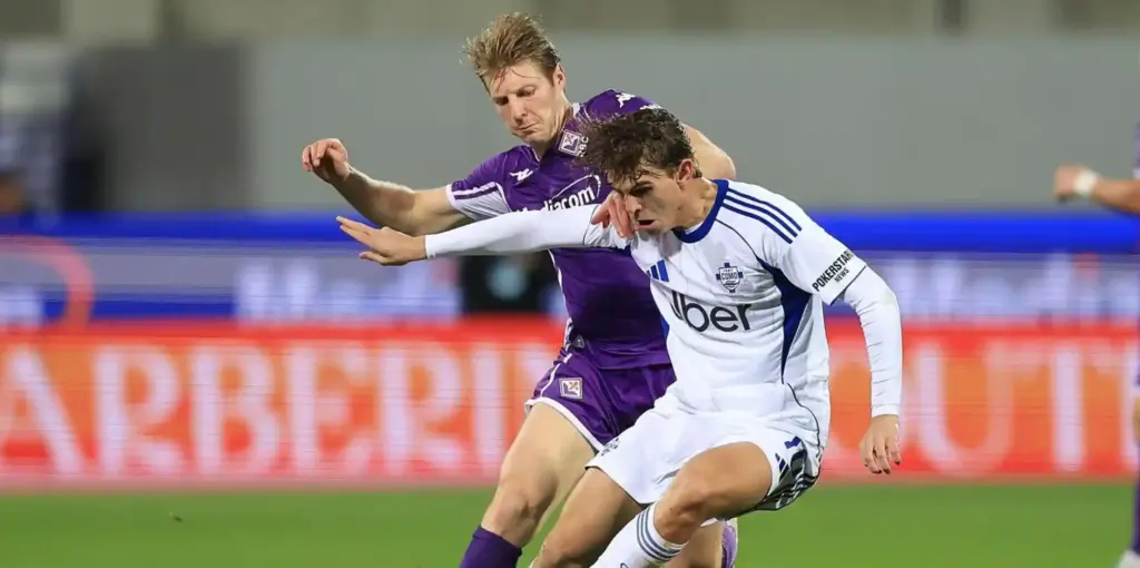 Fiorentina and Como players in a battle for the ball