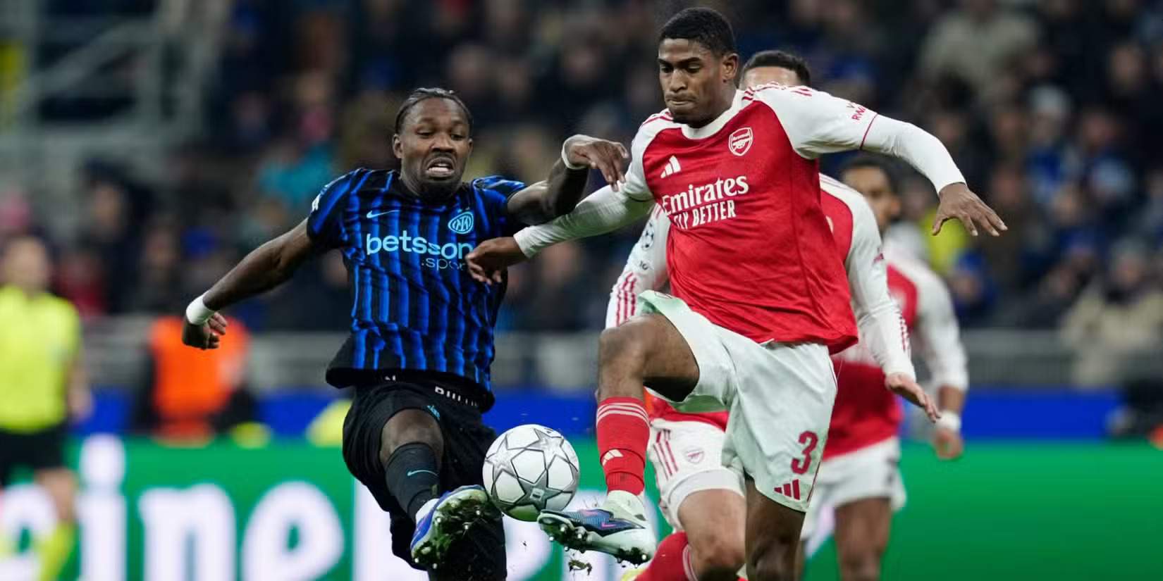 Marcus Thuram in a battle for the ball with Cristhian Mosquera