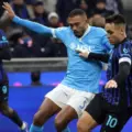 Napoli and Inter players in a battle for the ball