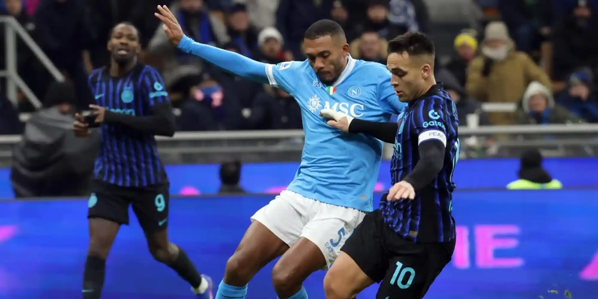 Napoli and Inter players in a battle for the ball