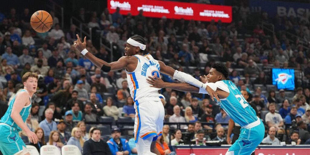 Shai Gilgeous-Alexander trying to receive the ball