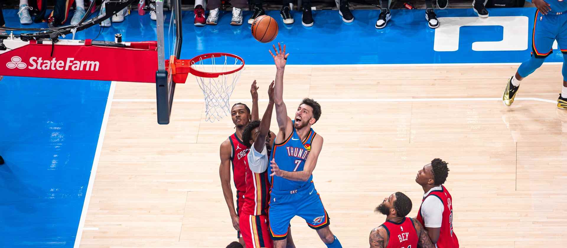 Chet Holmgren trying to score in New Orleans Pelicans basket