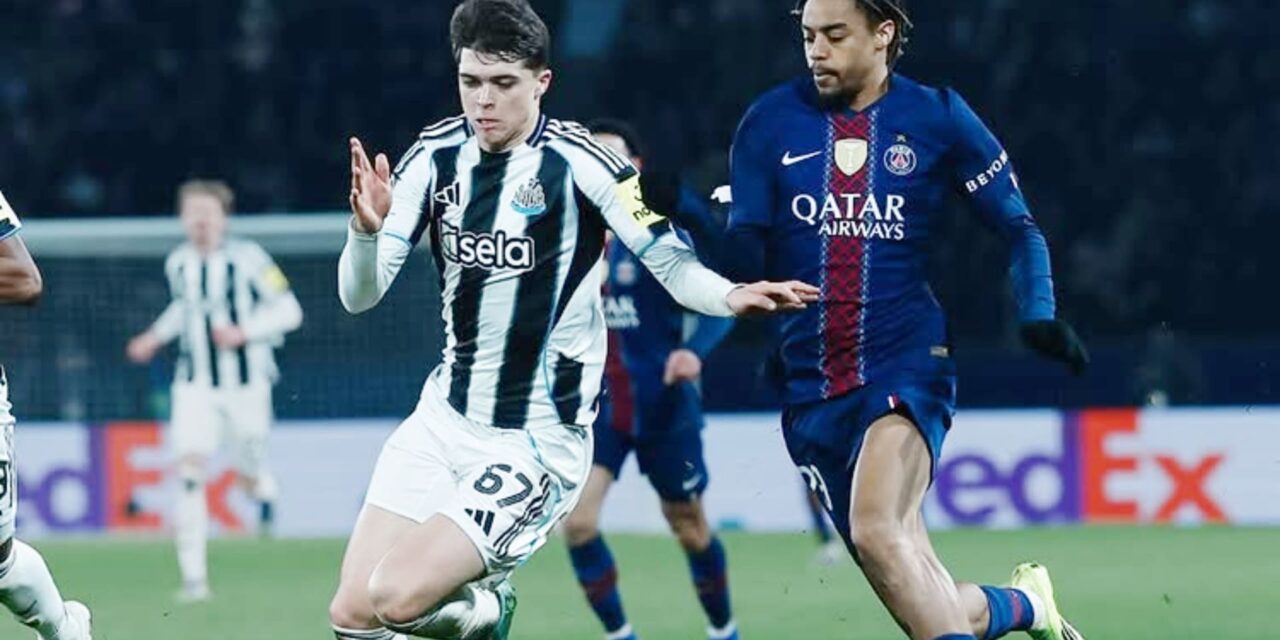Newcastle and PSG players in a battle for the ball