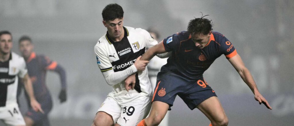 Parma and Inter players in a battle for the ball