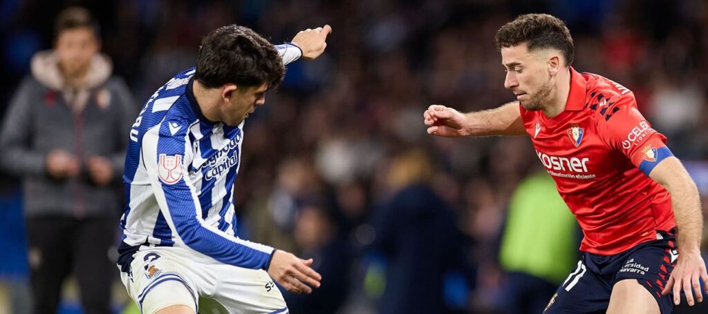 Players from Real Sociedad and Osasuna in a battle for the ball