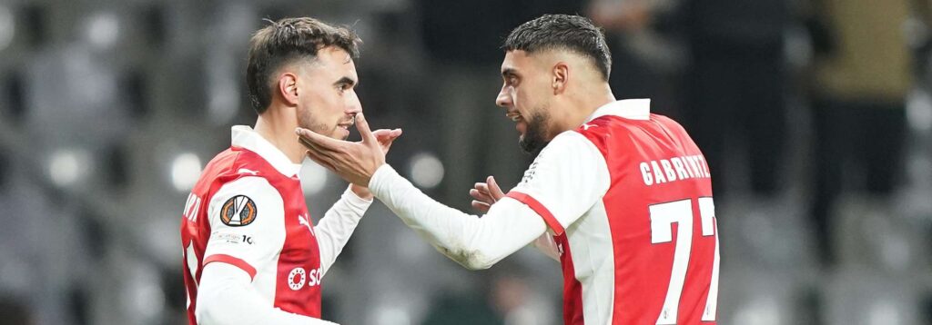 SC Braga players talking to each other