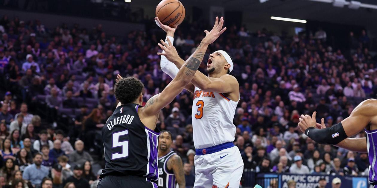 Josh Hart shoots over Nique Clifford