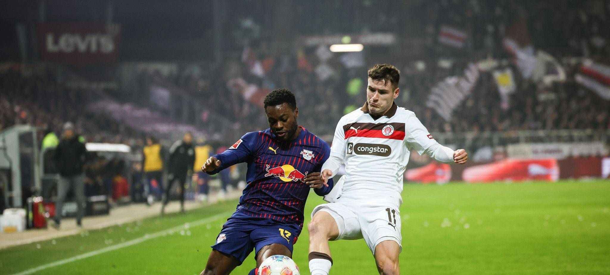 St Pauli and RB Leipzig players in a battle for the ball