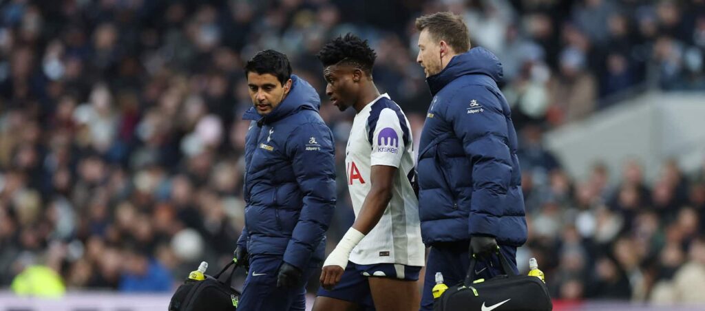 Mohammed Kudus leaving the field with an injury