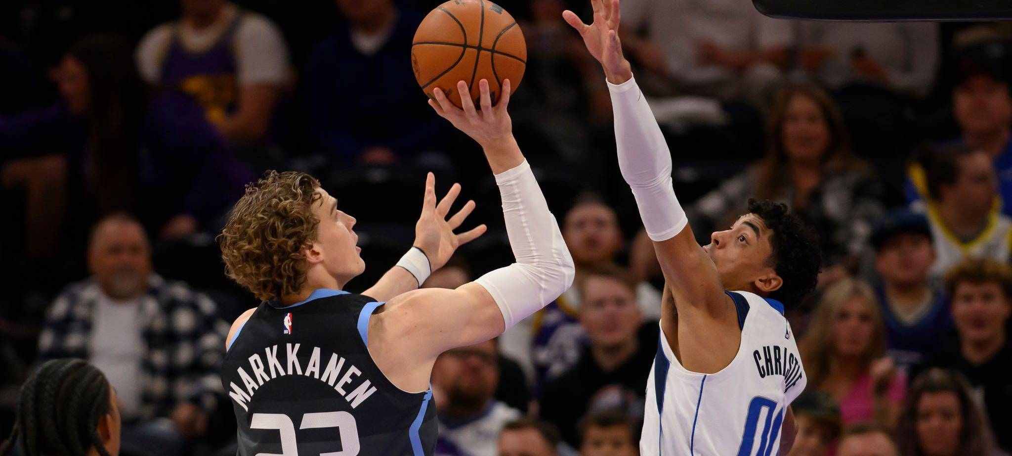 Lauri Markkanen shoots over Max Christie