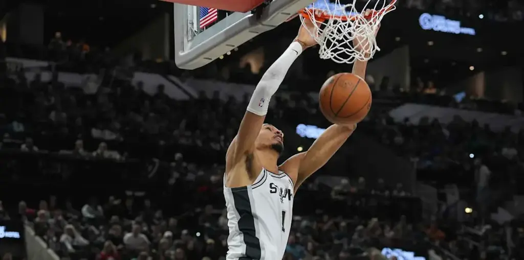 Victor Wembanyama dunks the ball