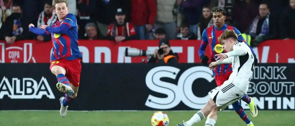 Frenkie de Jong trying to block a shot by an Albacete player