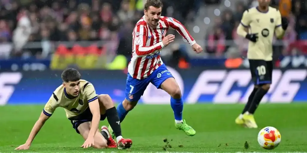 Antoine Griezmann outruns Barcelona defender