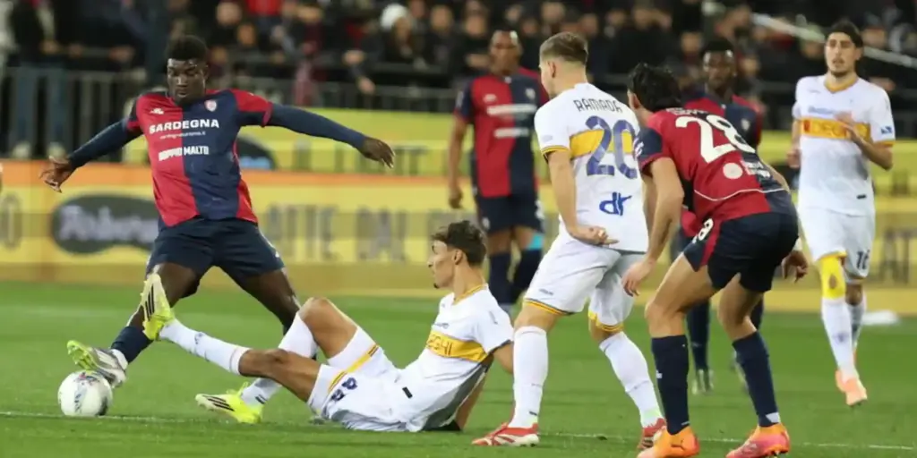 Cagliari and Lecce players in a battle for the ball