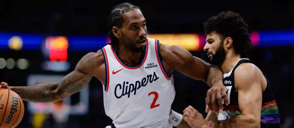 Jamal Murray guarding Kahwi Leonard