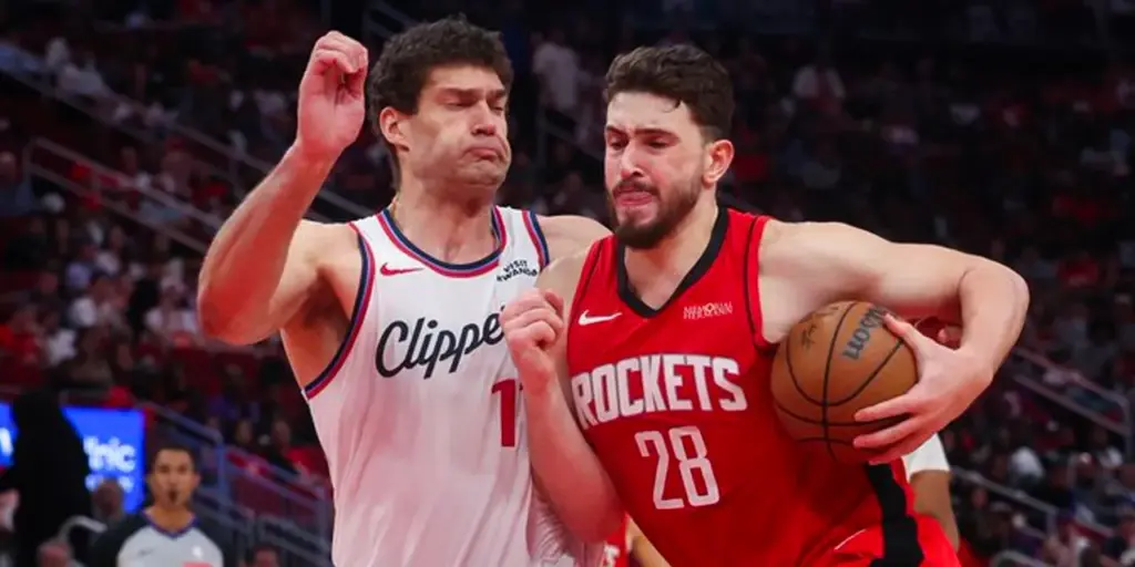 Brook Lopez trying to stop Alperen Sengun