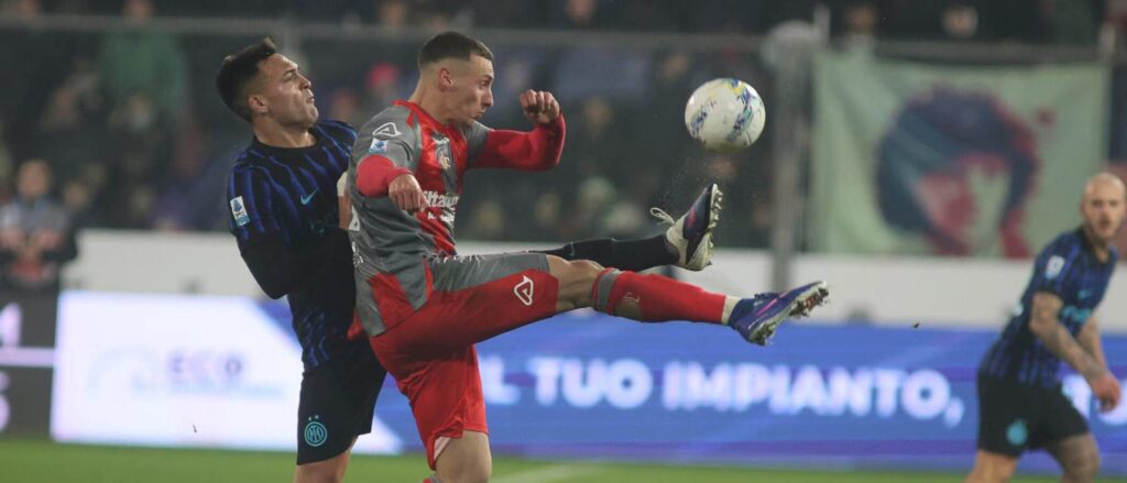 Cremonese and Inter players in a battle for the ball