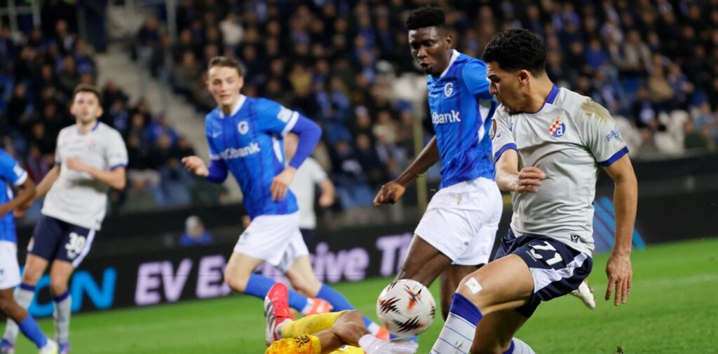 Dinamo Zagreb player trying to cross the ball during the return leg with Genk