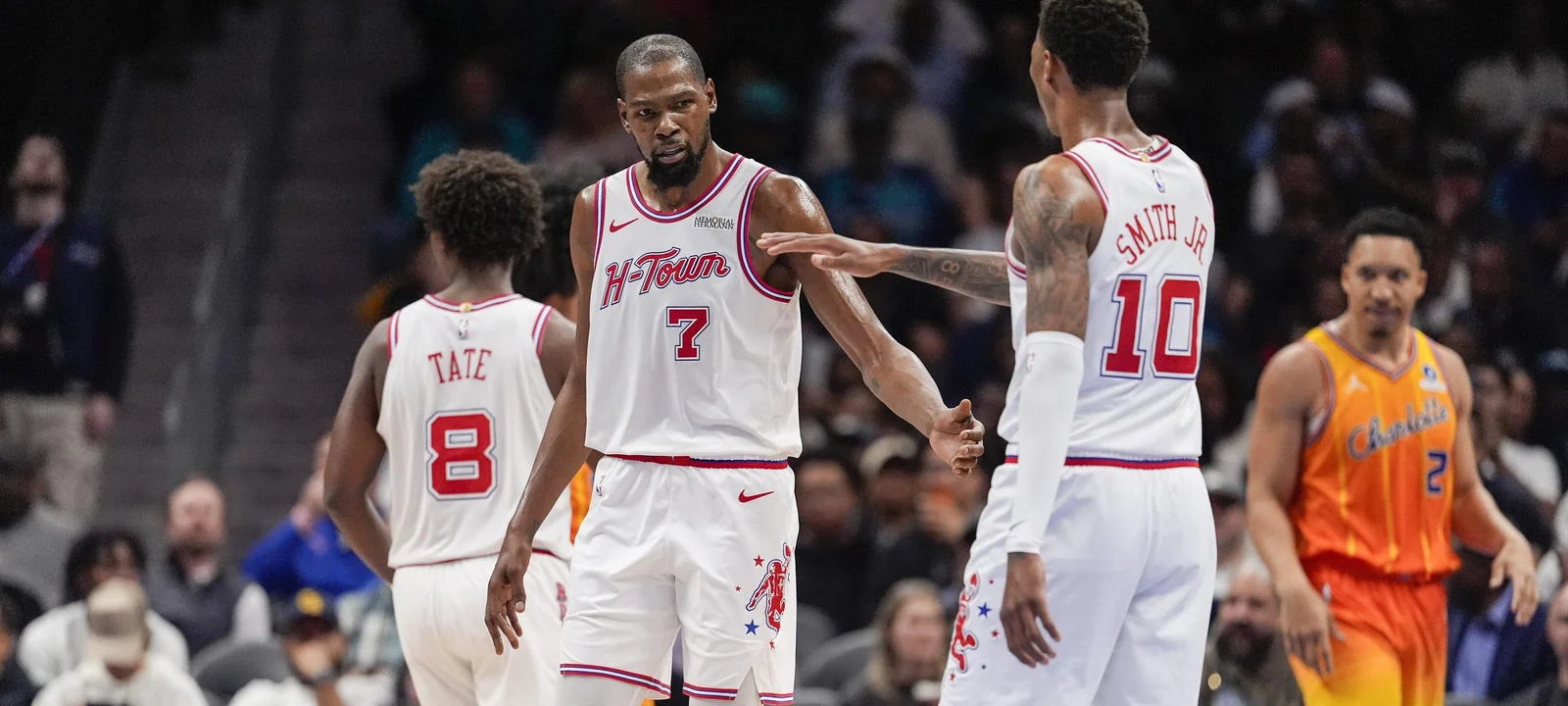 Kevin Durant and Jabari Smith Jr. congratulating each other
