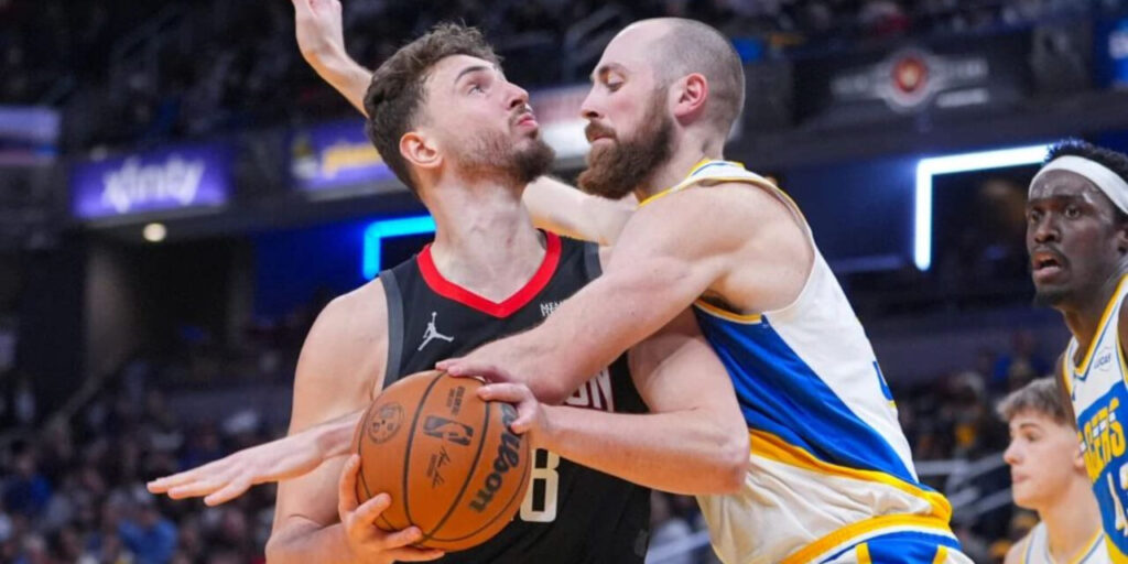 Jay Huff trying to block Alperen Sengun