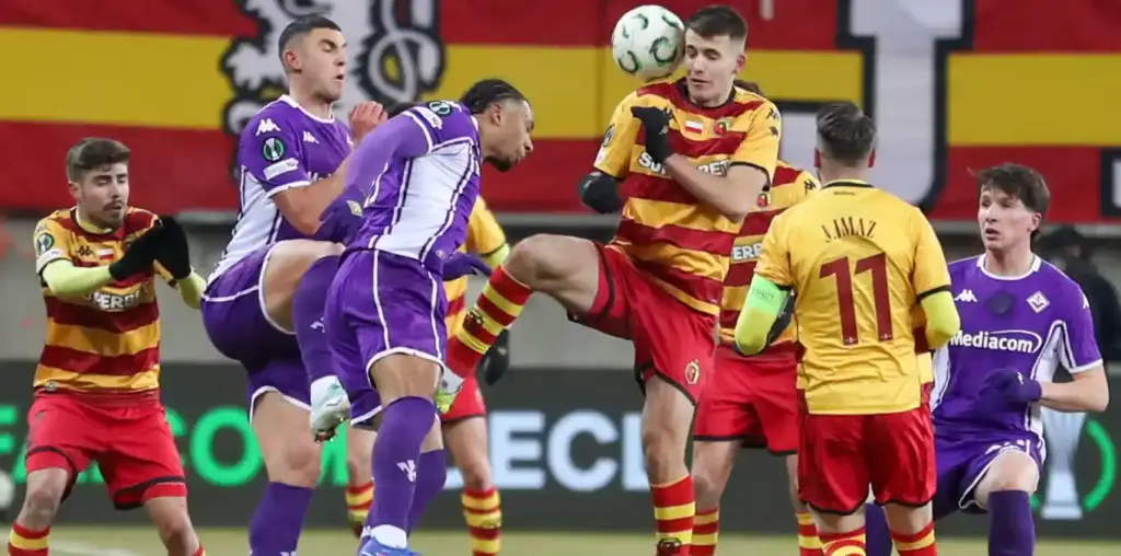 Jagiellonia and Fiorentina players in a battle for a high ball