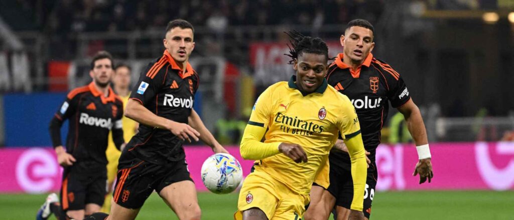 Rafael Leao running away from Como defenders