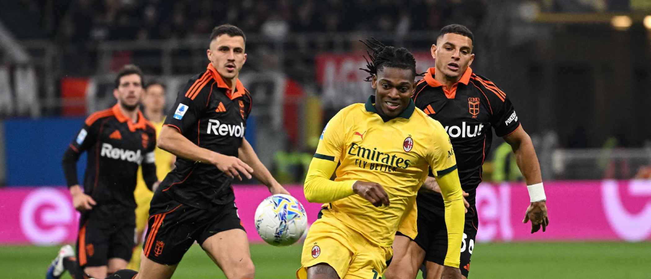 Rafael Leao running away from Como defenders